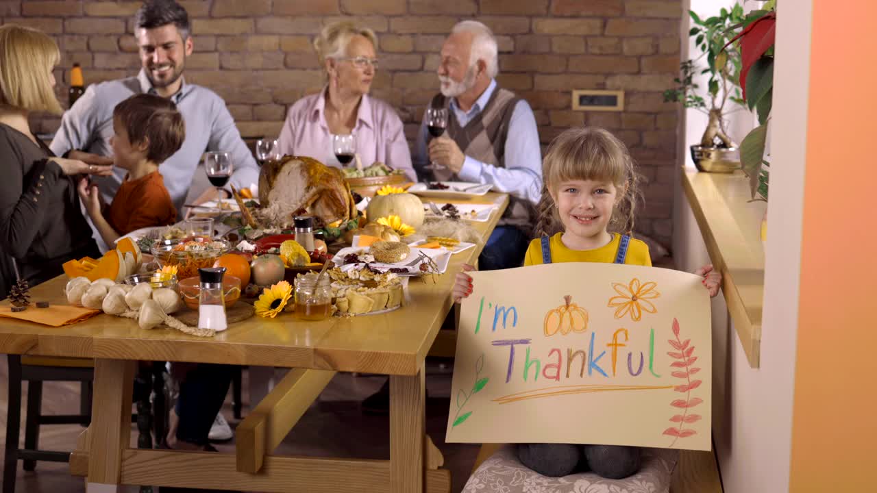 感恩的女孩和家人一起吃感恩节午餐视频下载