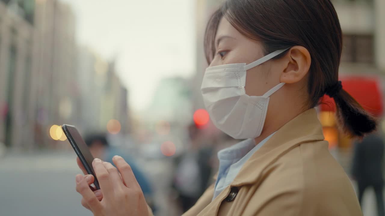 年轻的女商人戴着防护口罩在城市里上下班视频素材