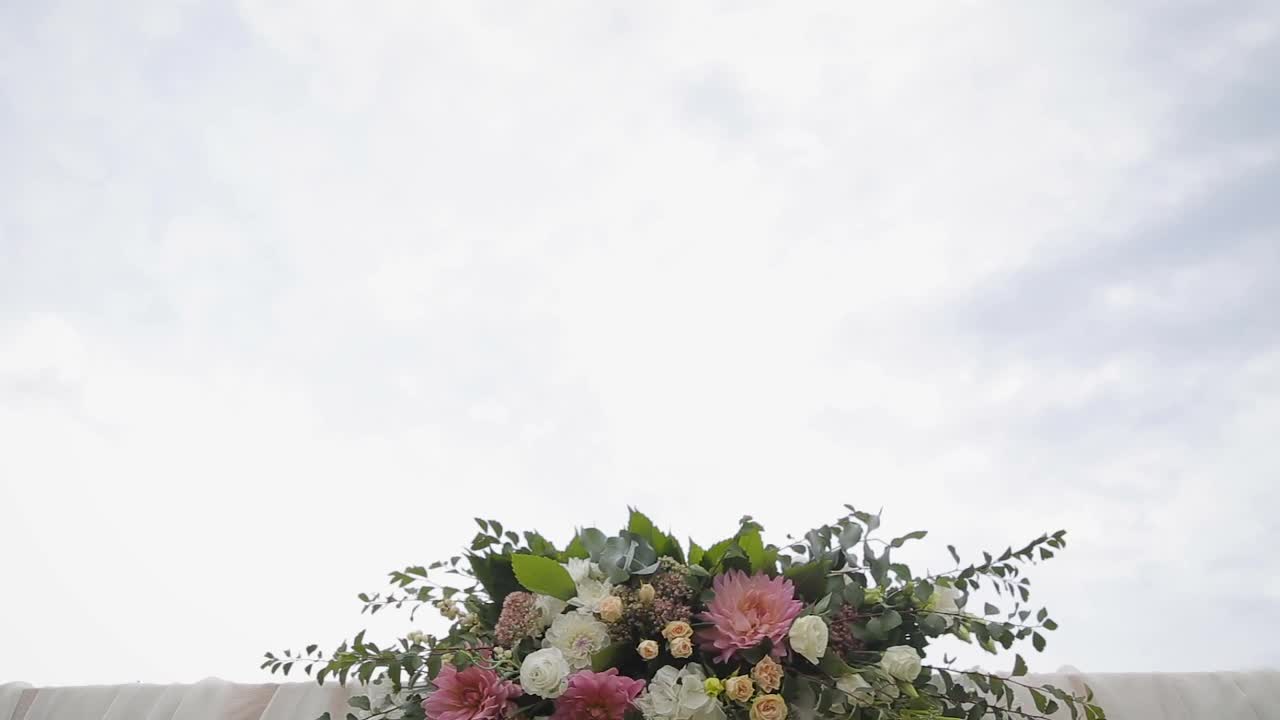 圆形婚礼拱门，花和绿色的叶子。婚礼装饰，婚礼拱门视频素材