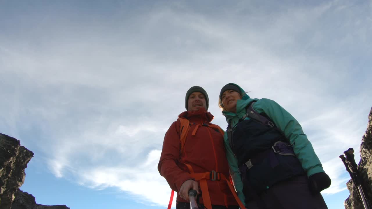 男女在瓦卡蒂普湖自拍山视频下载