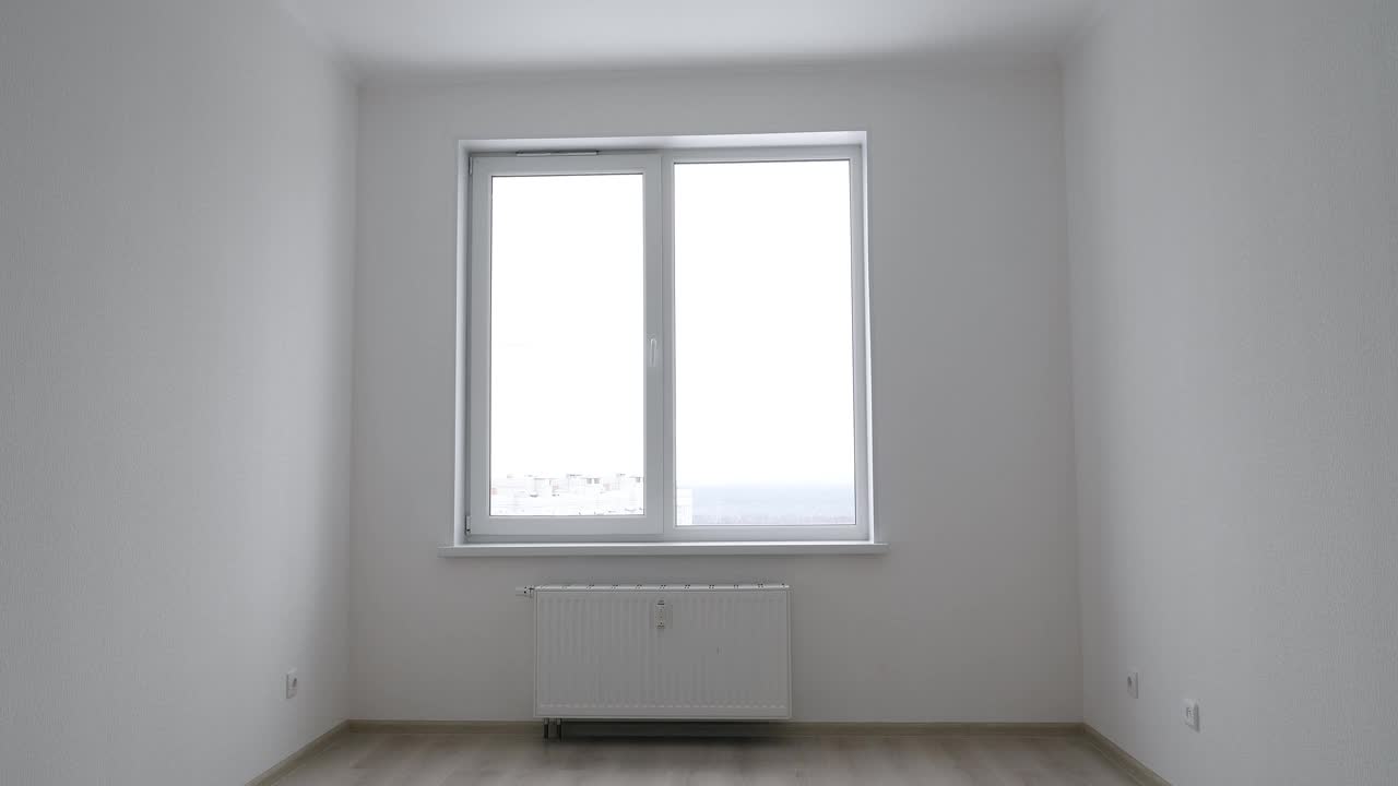 空的照明房间，内墙和窗户视频下载