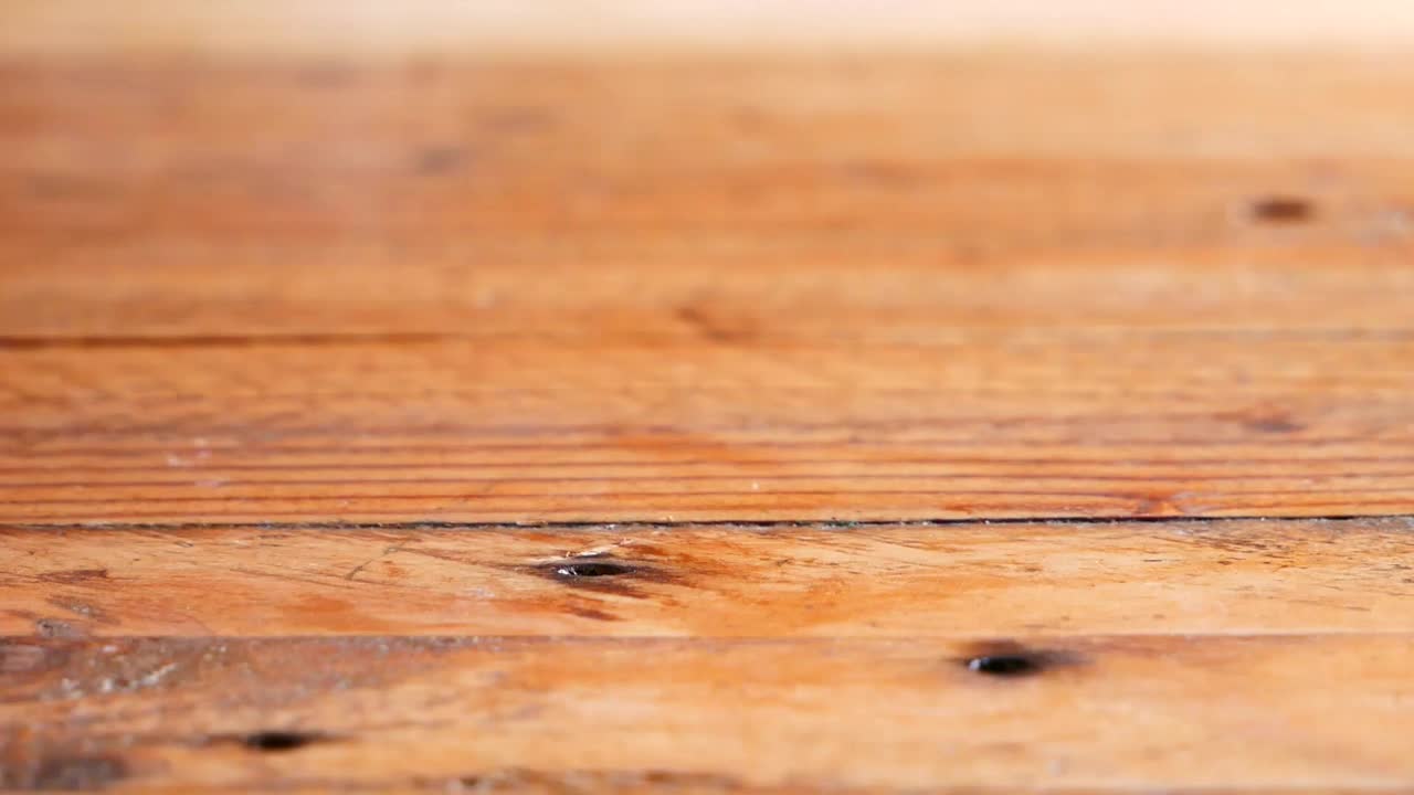 一只手在光滑的木板上滑动的特写视频素材