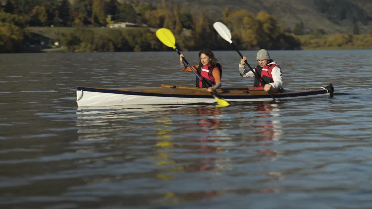 男性和女性享受独木舟之旅瓦卡蒂普湖视频下载