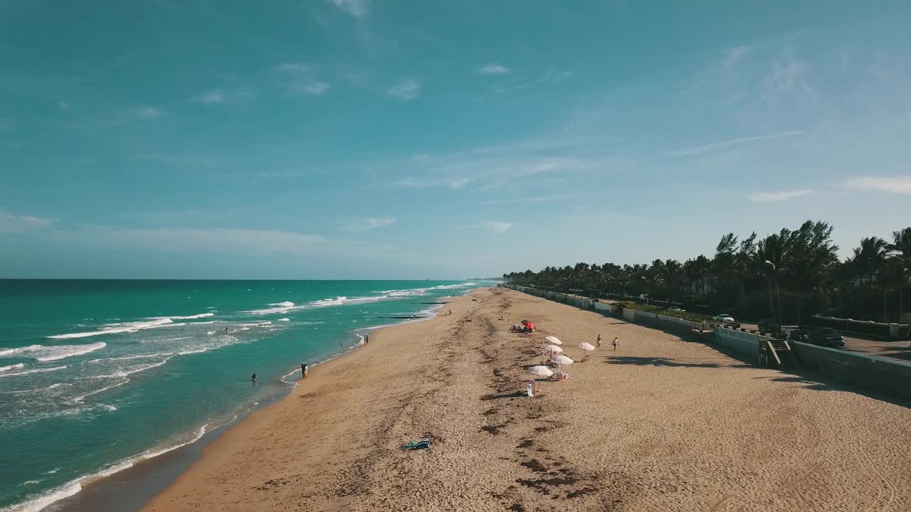 棕榈滩航拍视频棕榈滩海岸，佛罗里达州在2021年3月春假期间视频素材