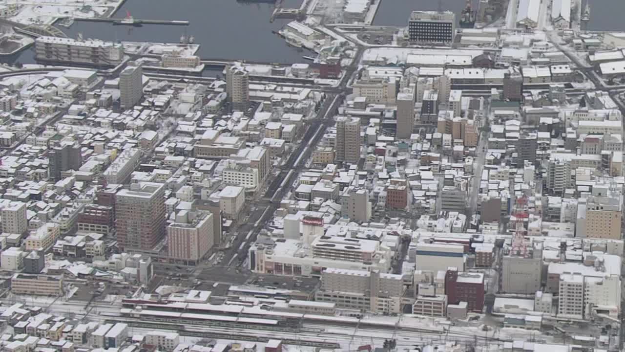 日本北海道，雪中的小樽站周围视频素材