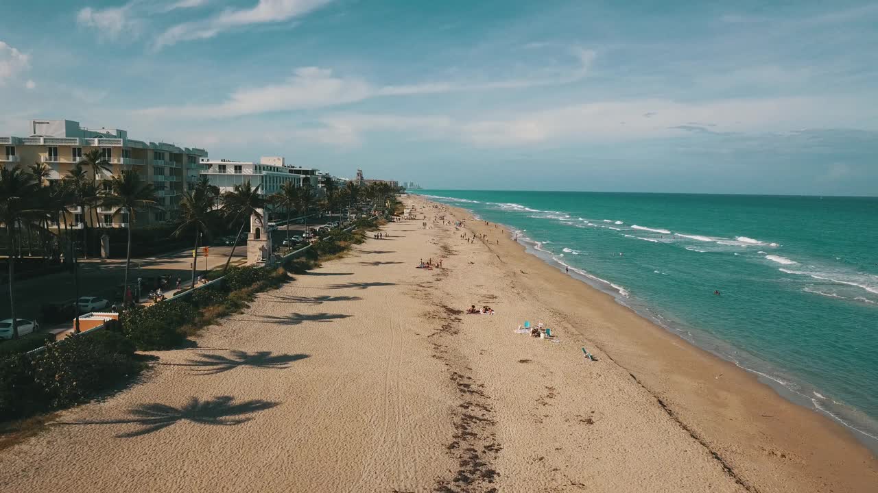 棕榈滩航拍视频棕榈滩海岸，佛罗里达州在2021年3月春假期间视频素材