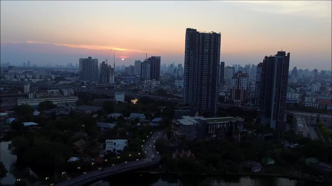 鸟瞰曼谷的城市在黄昏的无人机，泰国曼谷视频素材
