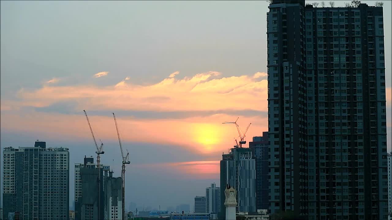 在夕阳和美丽的天空背景下，起重机正在工地上工作，泰国曼谷视频素材