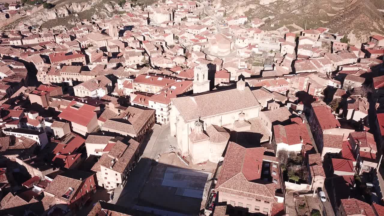中世纪达罗卡的瓷砖屋顶和大教堂视频下载
