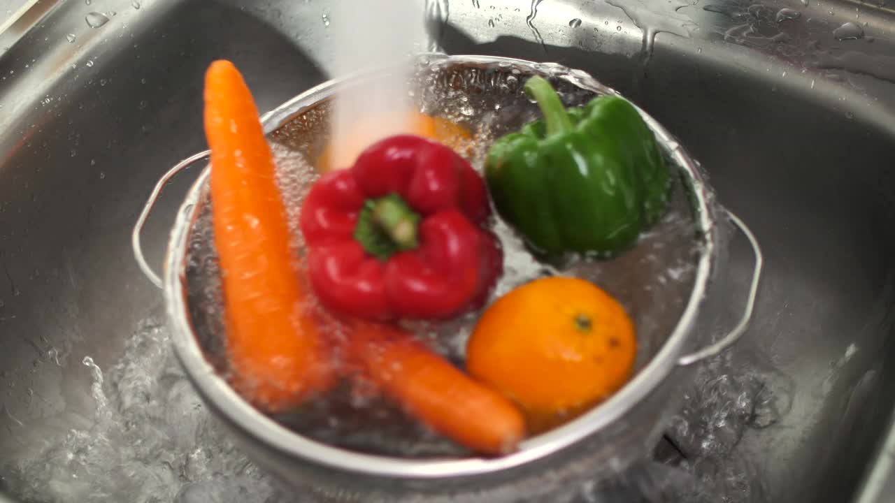 双手洗蔬菜视频素材