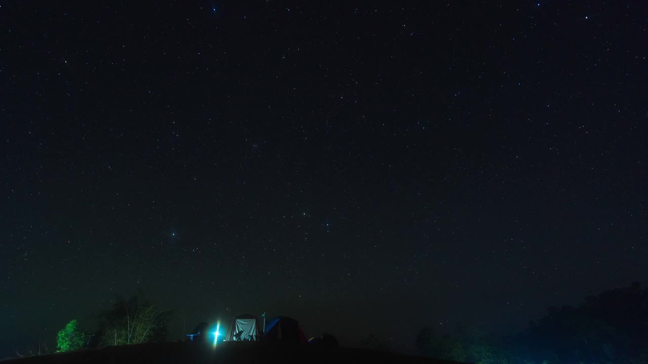 星星移动在夜空和露营帐篷前景，时间流逝视频视频下载
