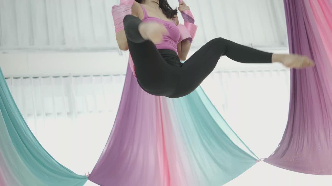 年轻女子Ariel跳舞。视频素材