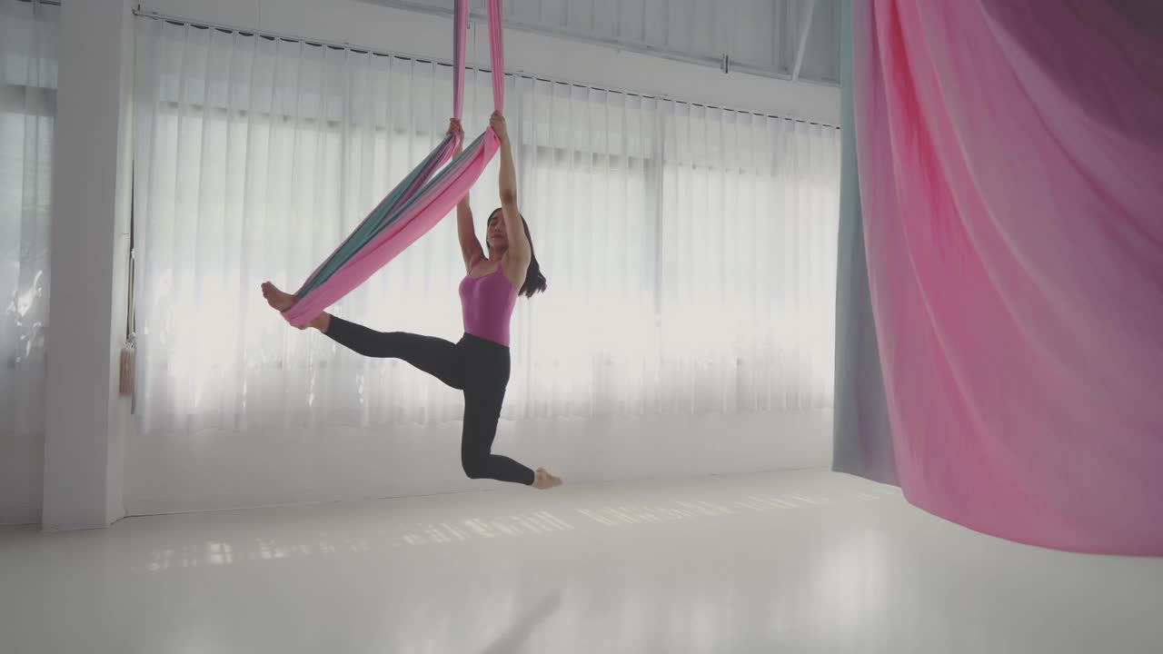 空中瑜伽，良好的姿势视频下载