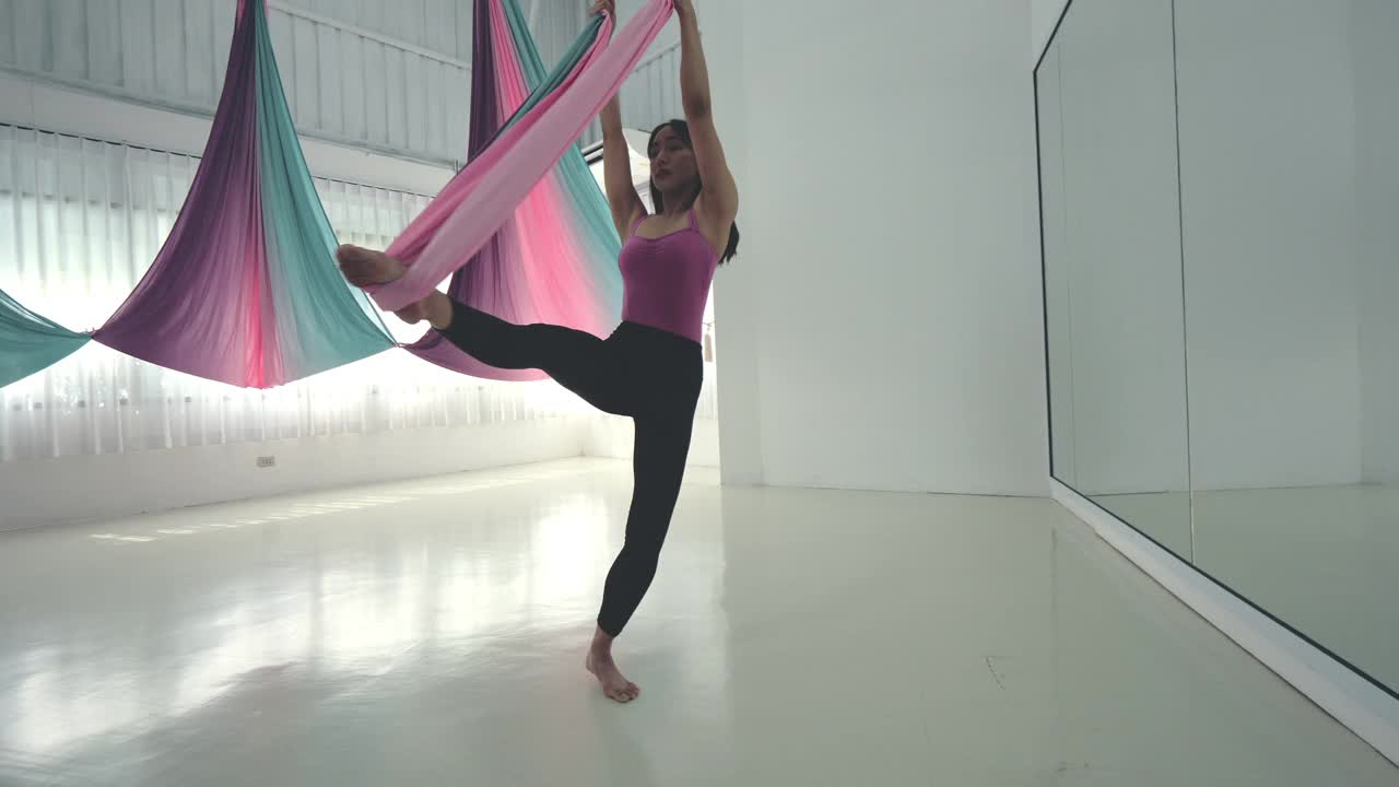 空中瑜伽女子练习视频下载