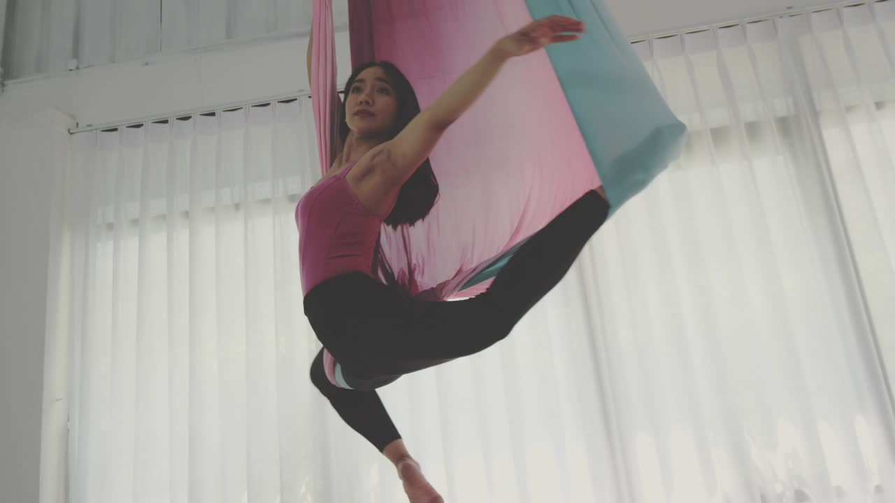 芭蕾舞者+空中瑜伽，良好的姿势视频素材