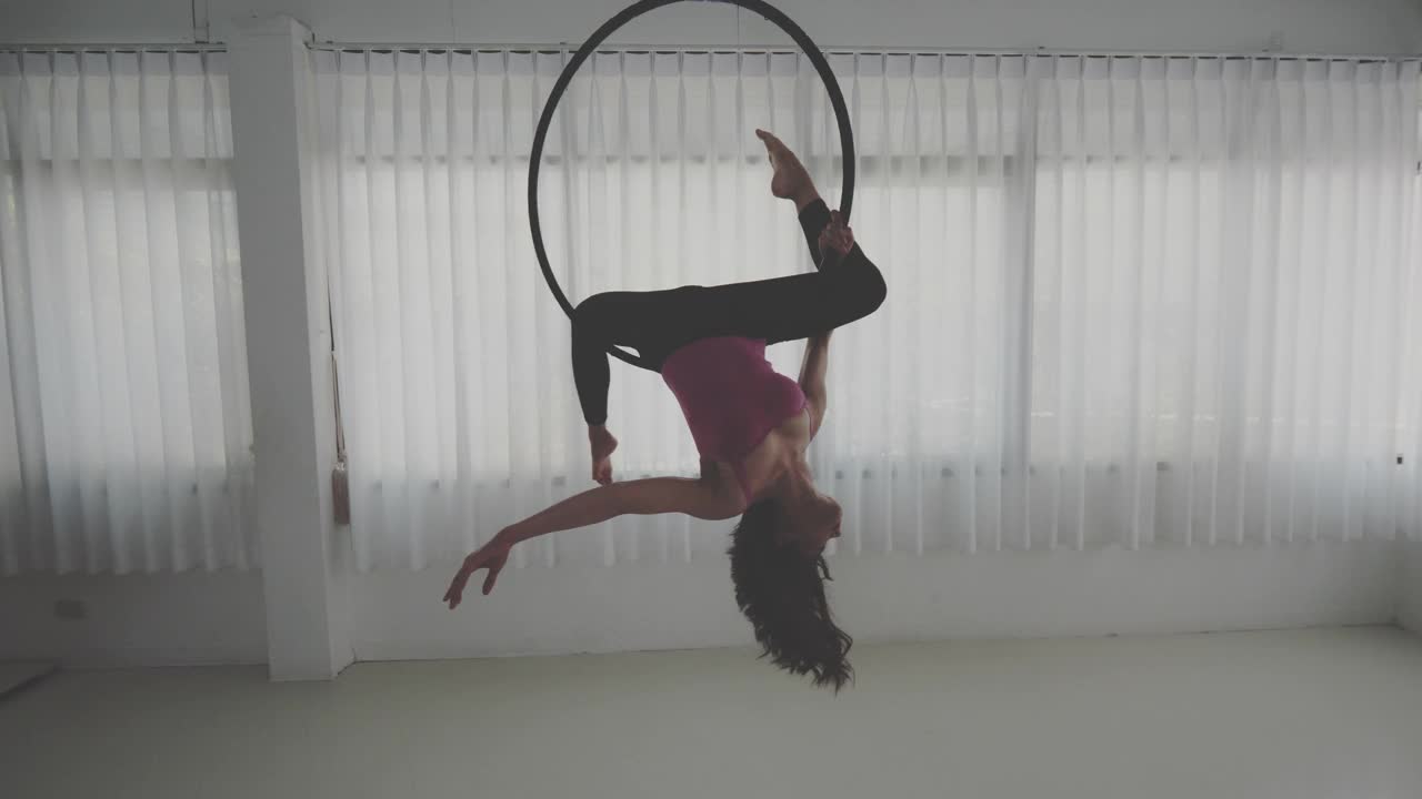 空中瑜伽与环，在剪影视频素材
