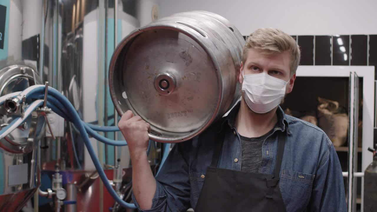 在啤酒厂拿着金属桶的人视频下载