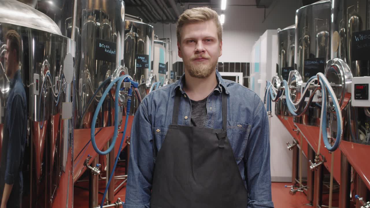 男性酿酒厂工人的肖像视频下载
