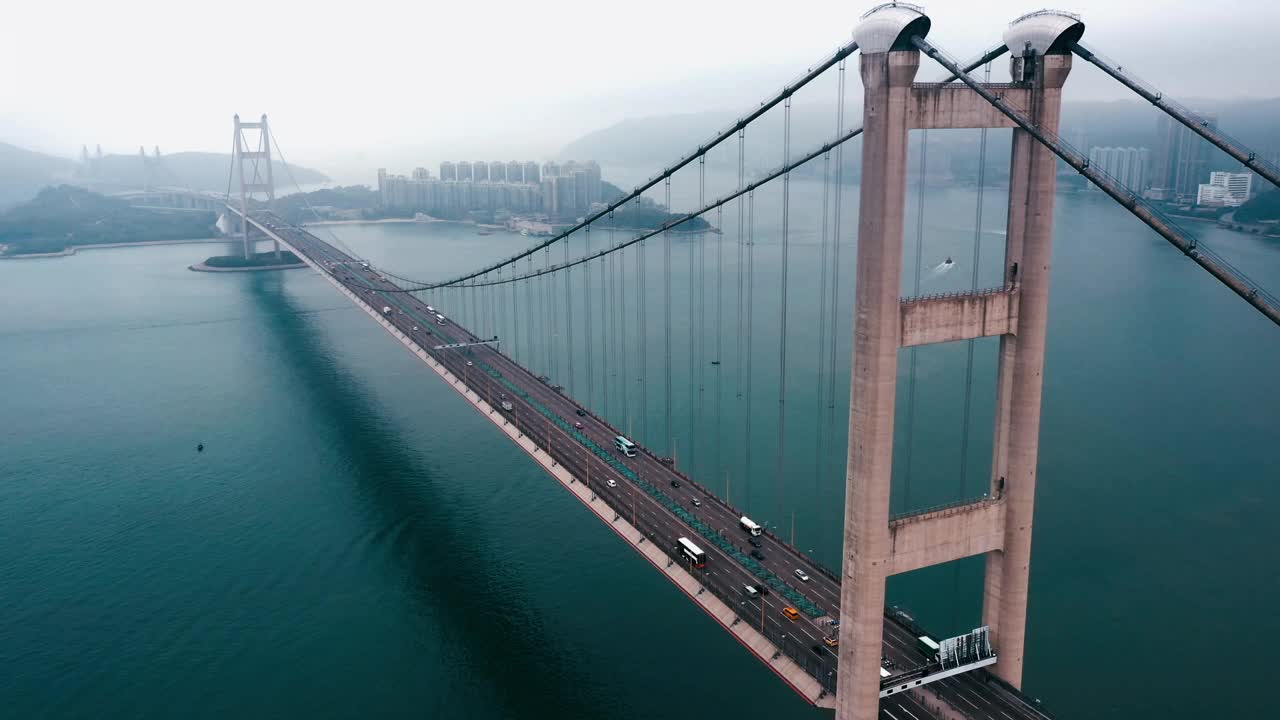 在有雾的日子，香港青衣的巨型青马大桥视频下载