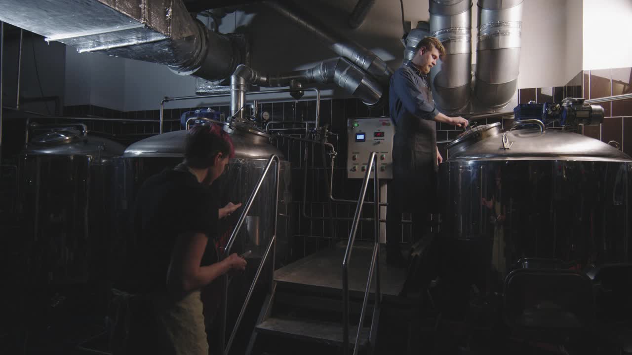 酿酒厂工人在工厂生产啤酒视频下载