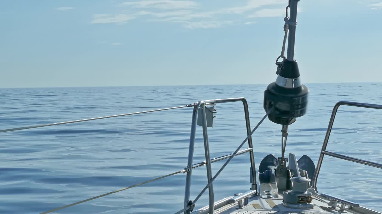 在大西洋平静的海面上，帆船在平静的水面上低头。帆和钻机的视图视频下载