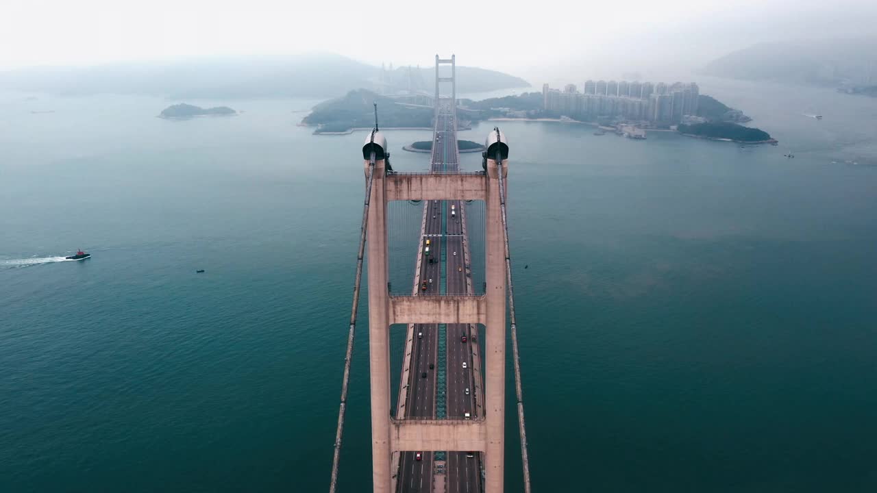 在有雾的日子，香港青衣的巨型青马大桥视频下载
