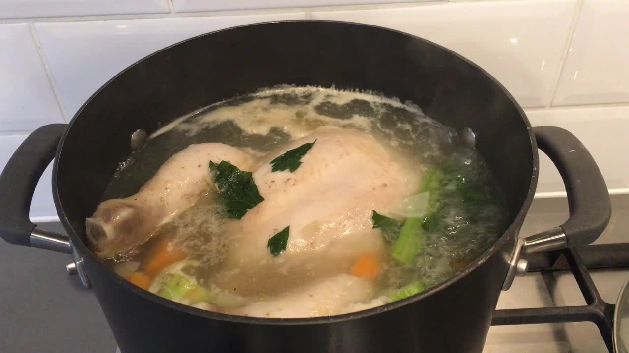 鸡用开水煮以备鸡汤视频下载