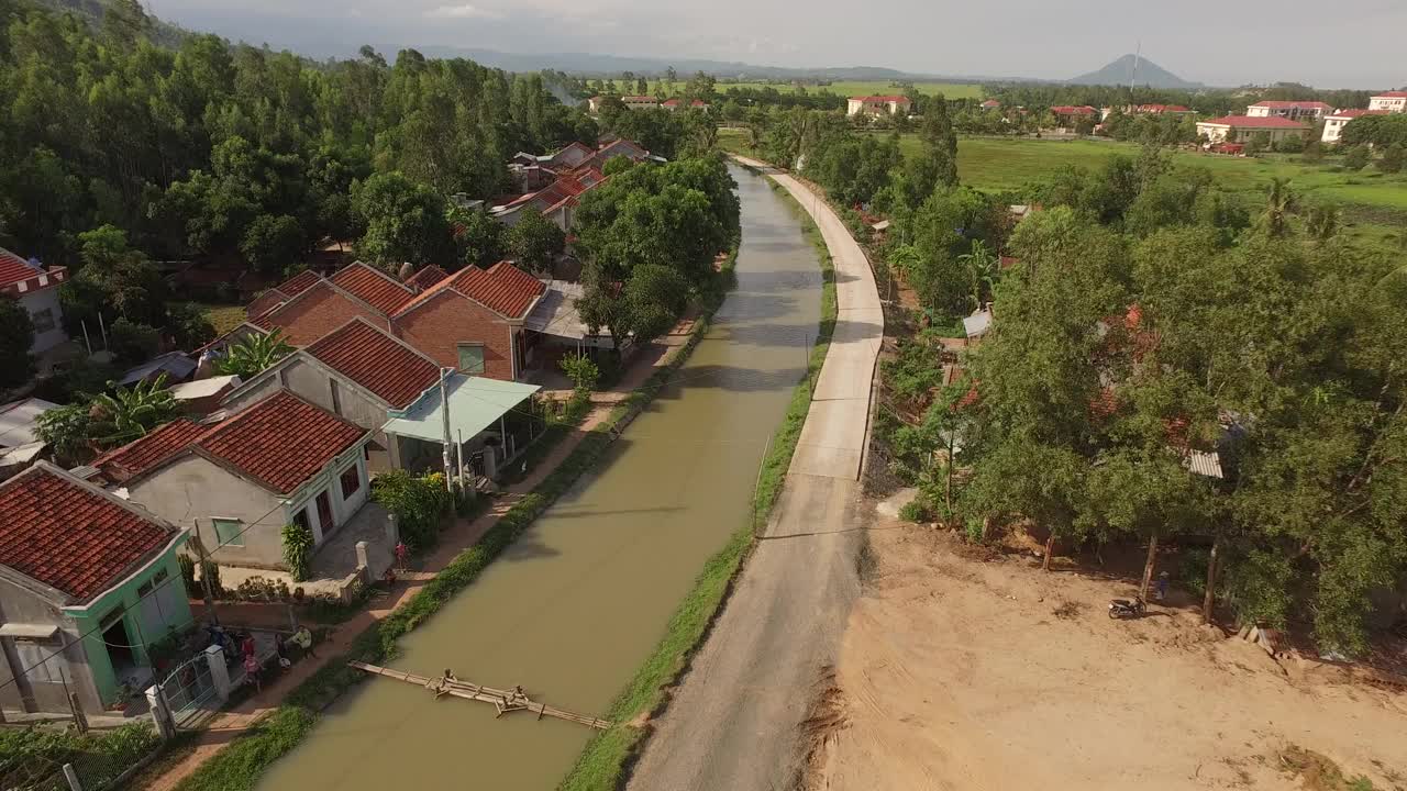 越南富颜省山脚下美丽的村庄视频下载