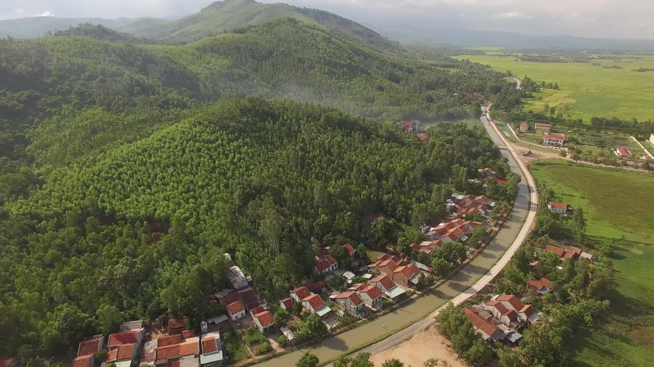 越南富颜省山脚下美丽的村庄视频下载