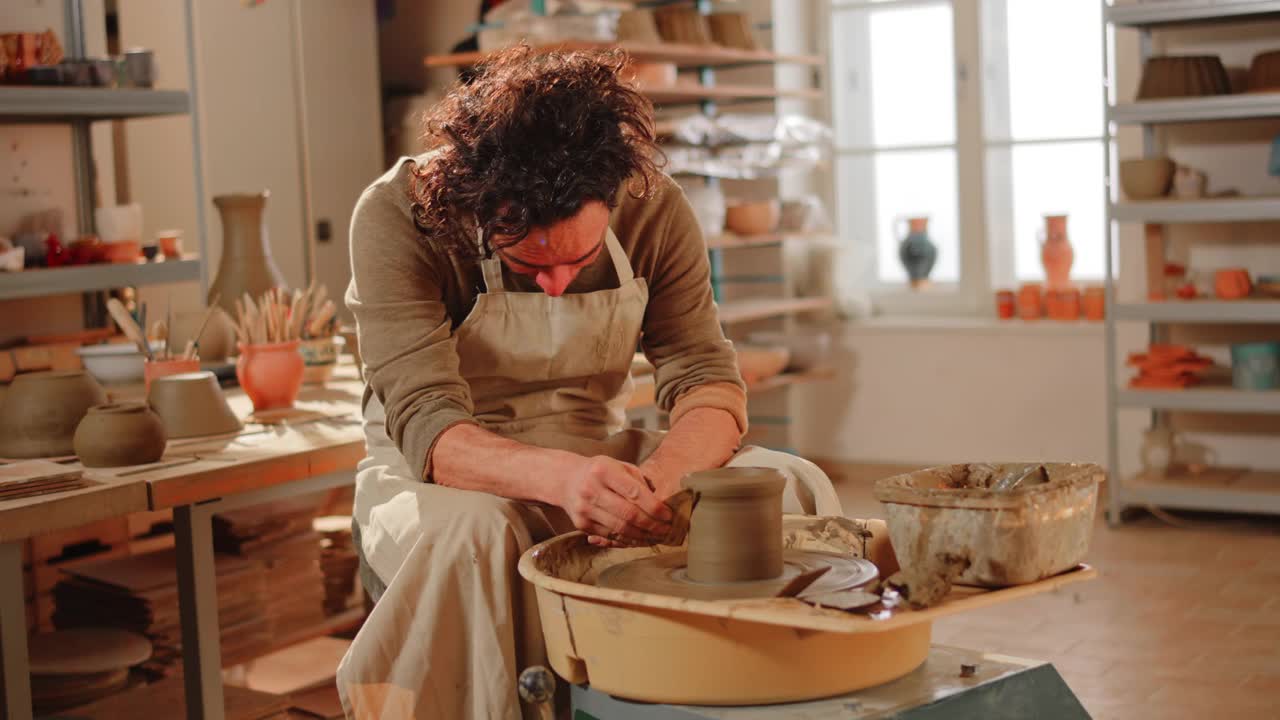 一个男性陶工在工作室工作的肖像视频素材
