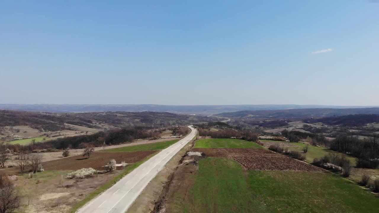 美丽的春景，高速公路和农田，从空中视频下载