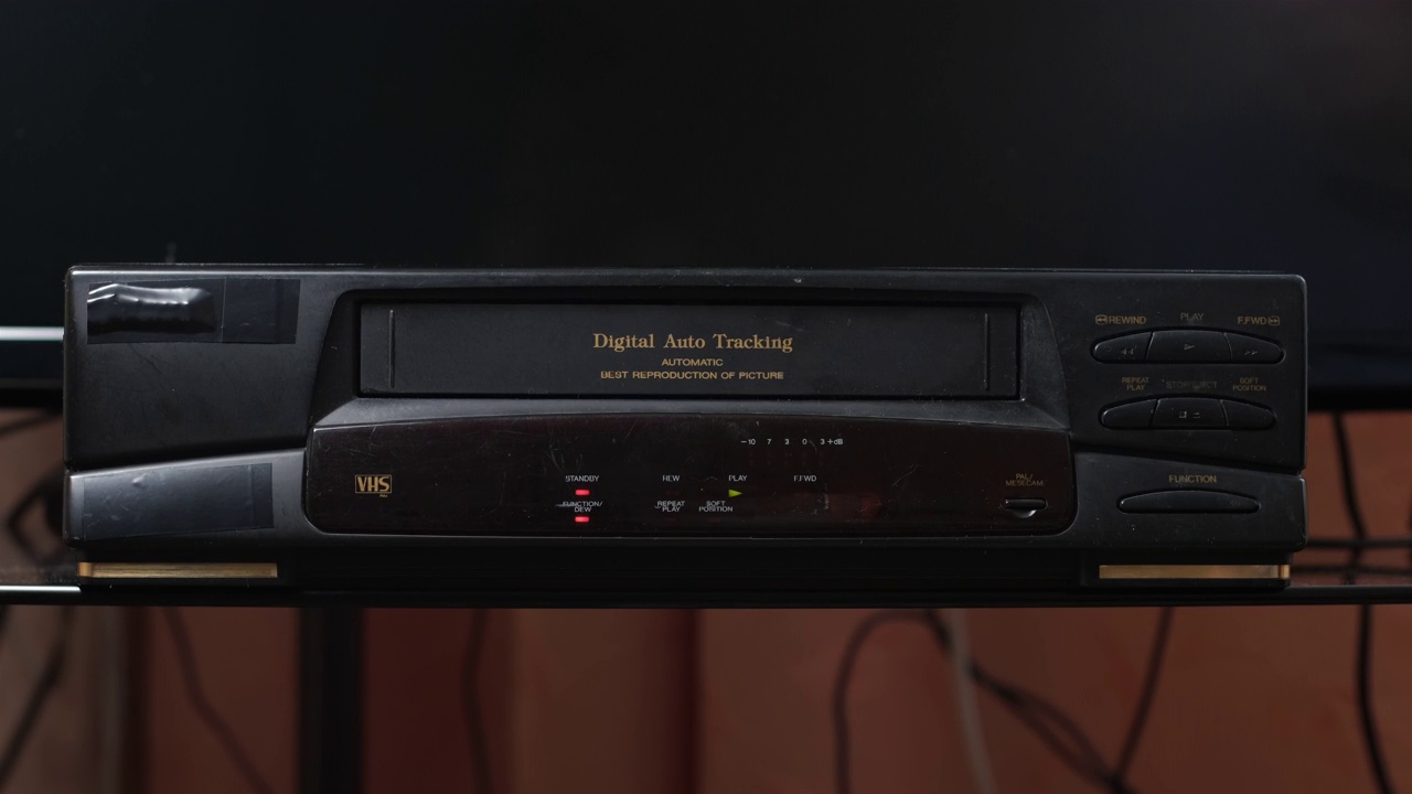 手插入VHS磁带播放机视频下载