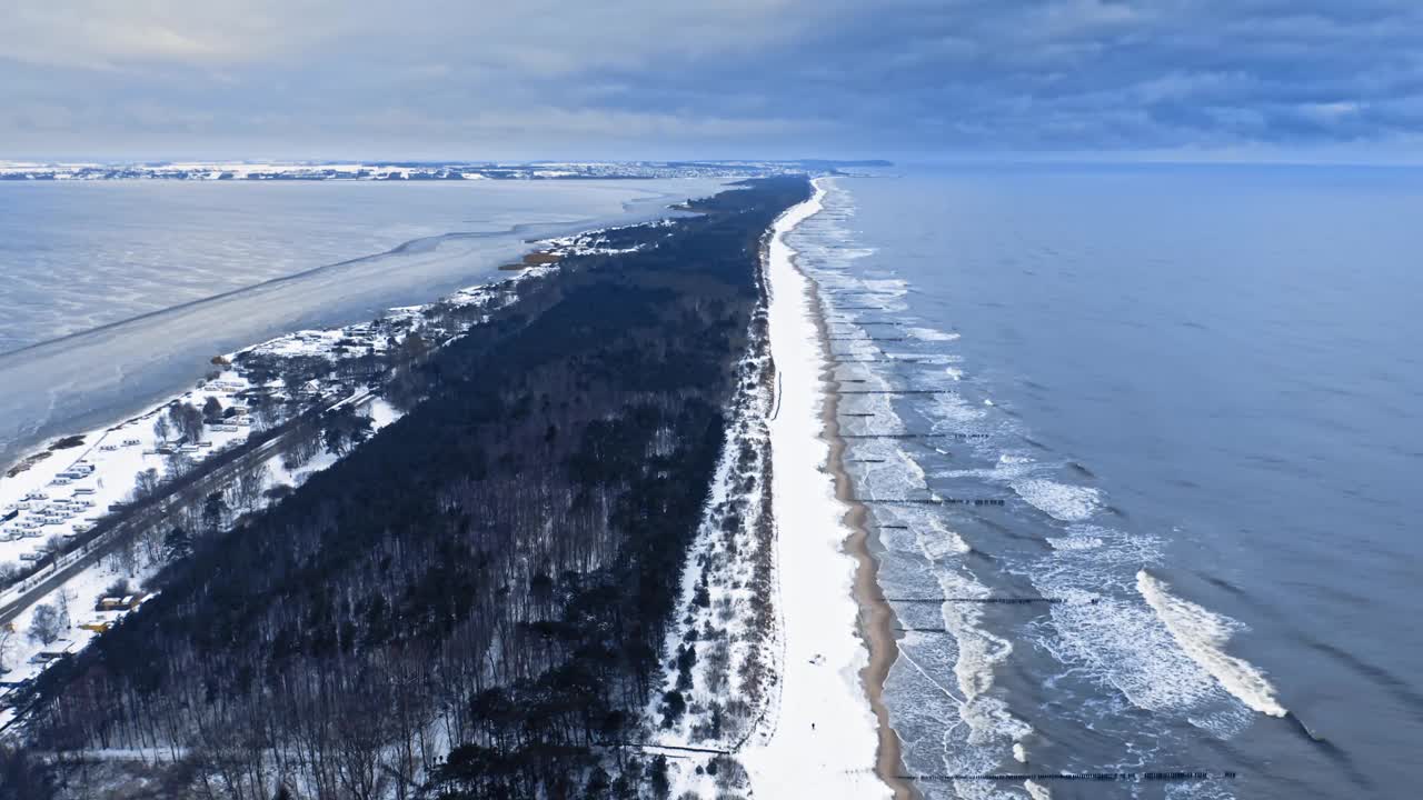 冬季的赫尔半岛。波罗的海鸟瞰图视频素材