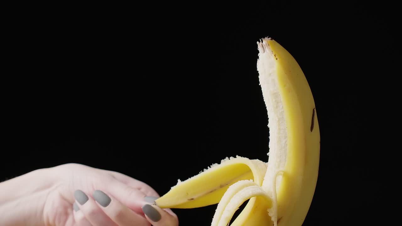 拍摄女性手剥香蕉视频素材