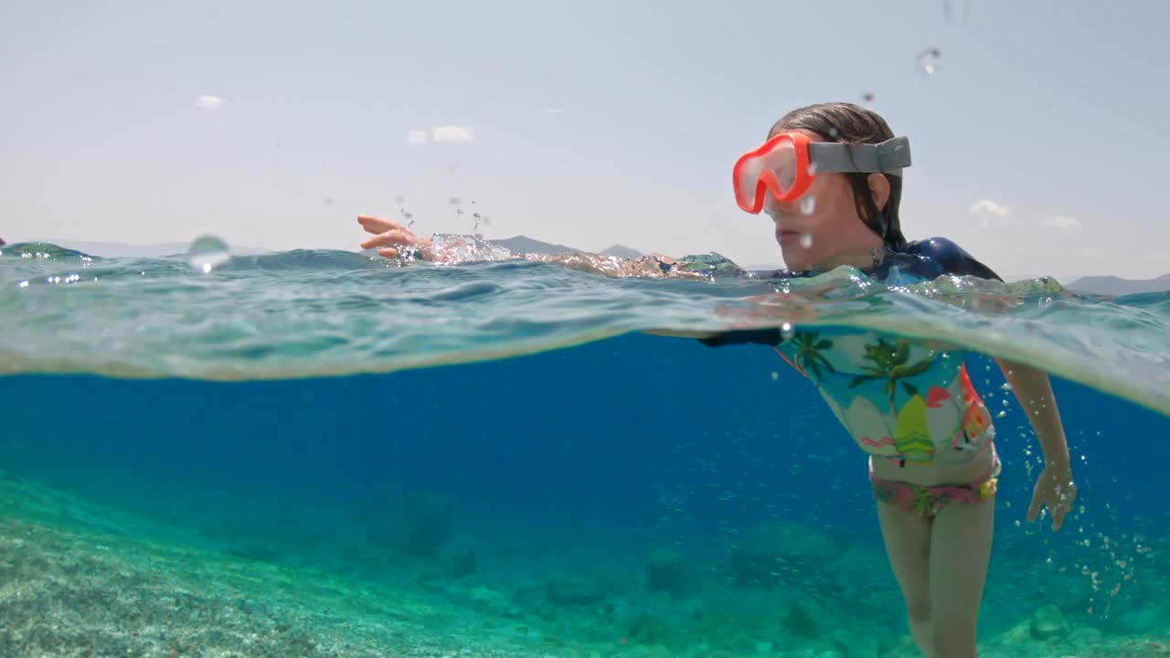 在地中海水下潜泳的女孩视频素材