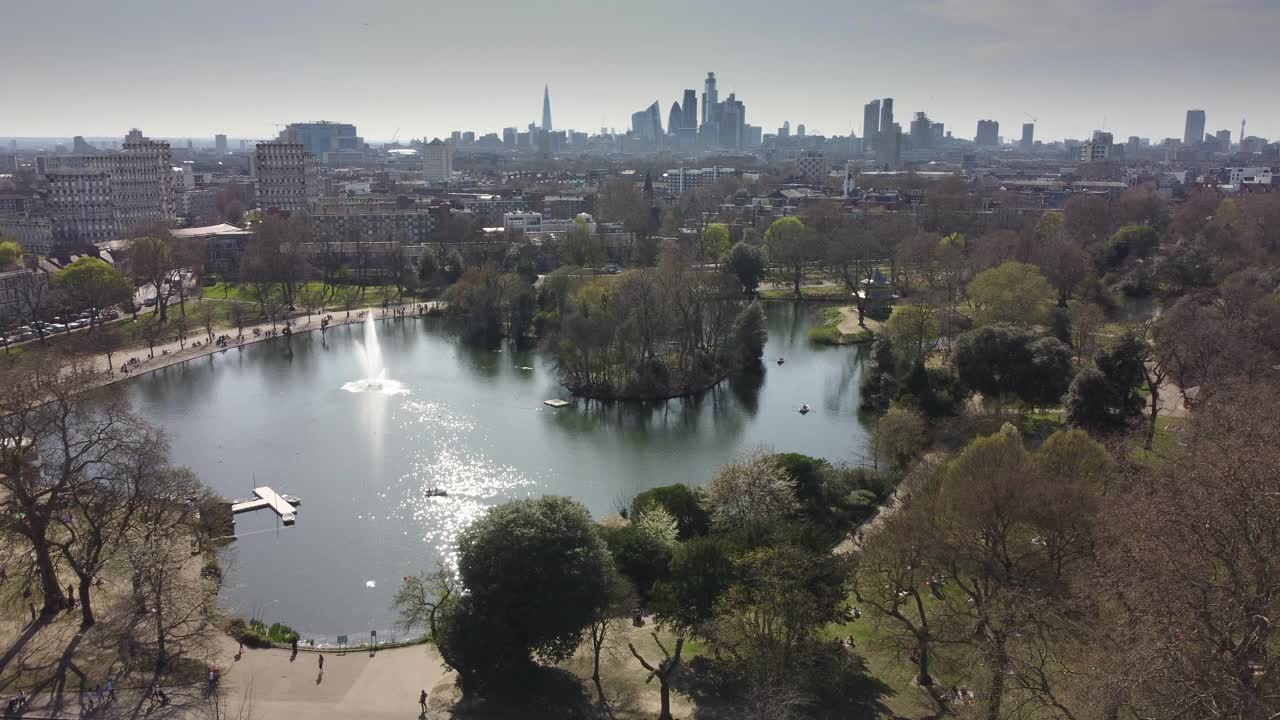 在伦敦东部维多利亚公园的喷泉和湖泊上方拍摄视频下载