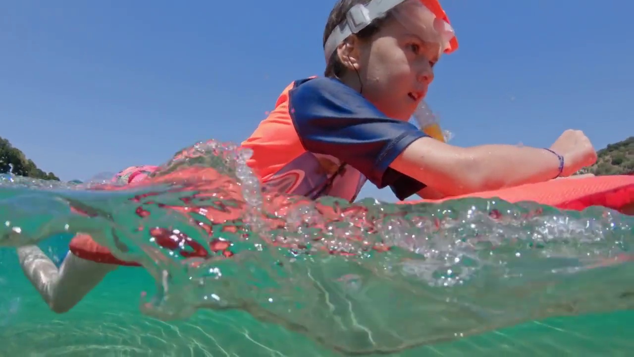 女孩在水下浮潜视频素材