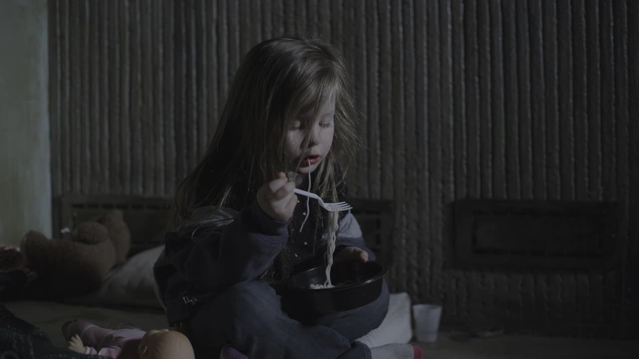美国犹他州雪松山，女孩坐在地板上的床垫上吃面条视频素材