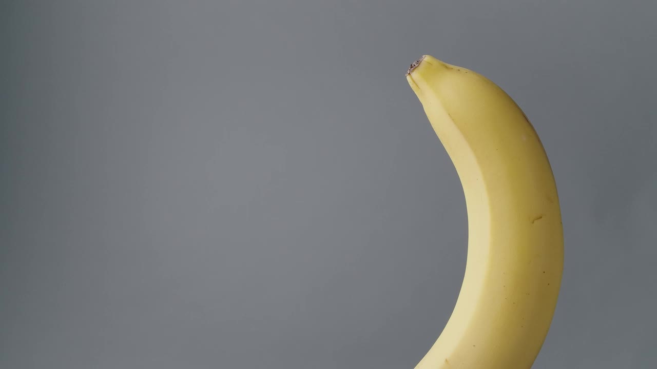 女性手剥黄香蕉的视频视频素材
