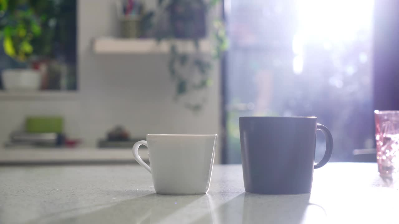 两个咖啡杯在厨房叮当作响视频下载