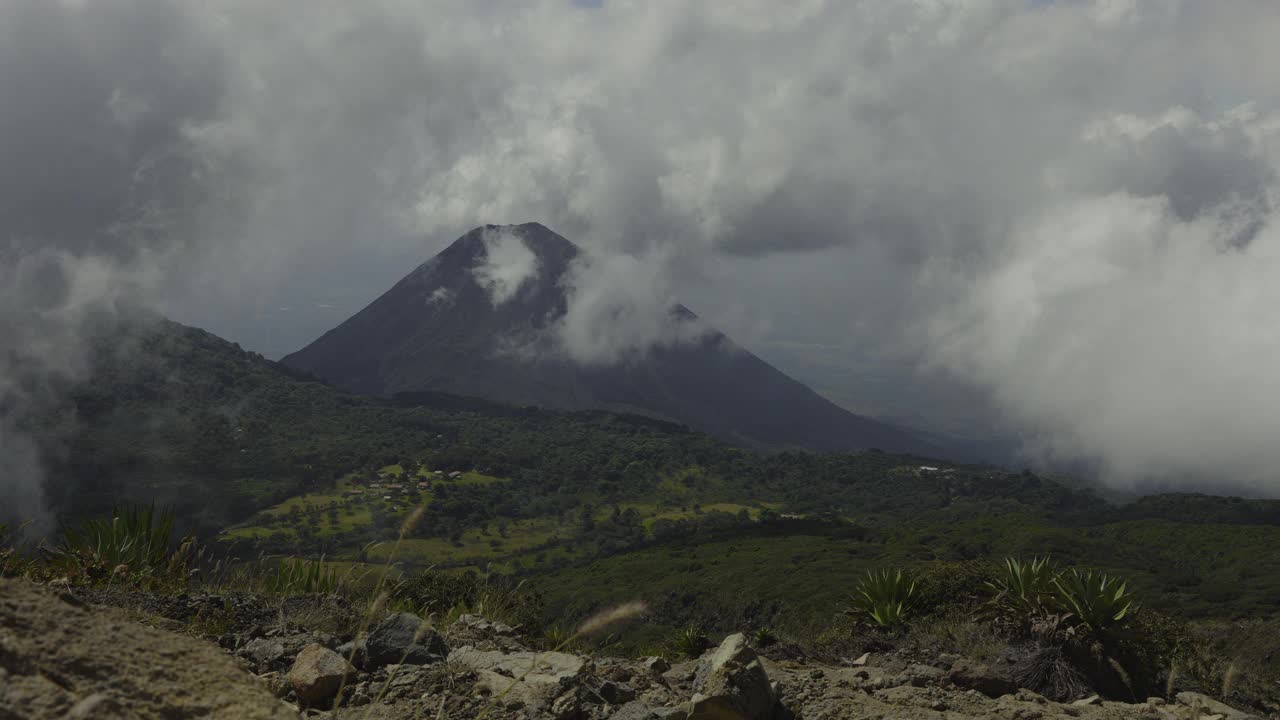 云框遥远的火山在国家公园/塞罗佛得角，圣安娜，萨尔瓦多视频素材