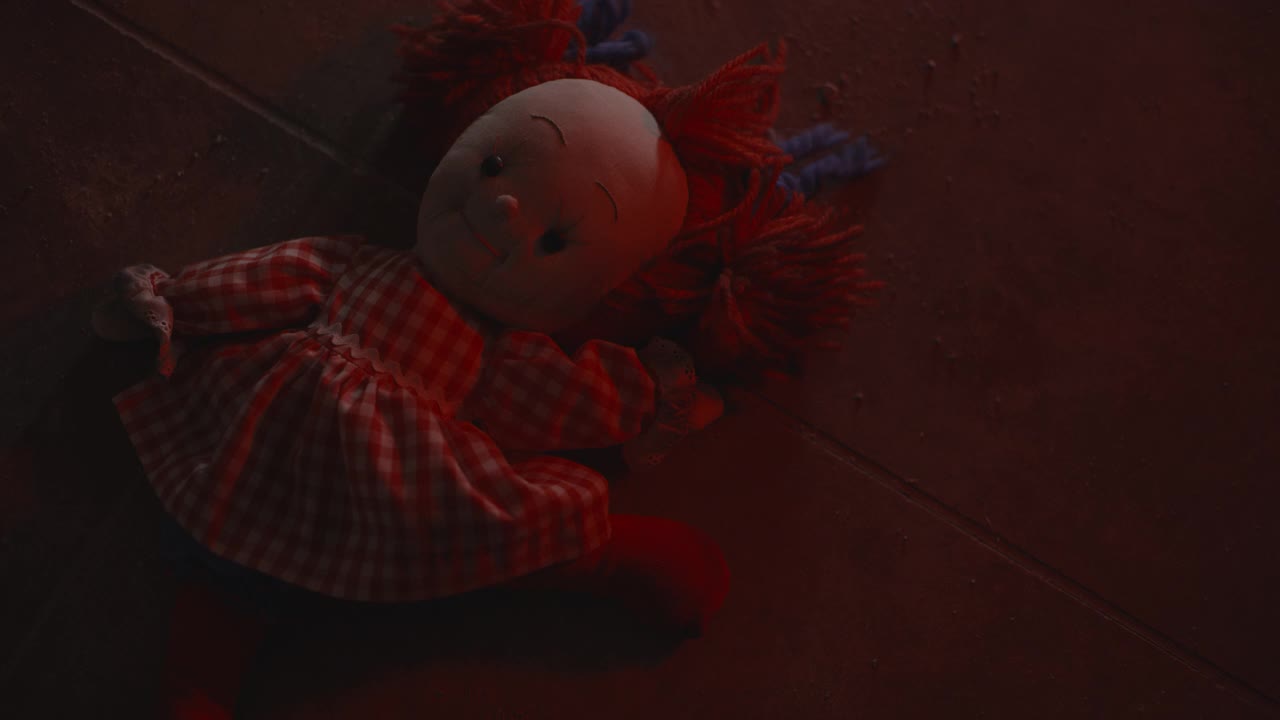 在美国犹他州雪松山的夜里，从地板上被闪烁的警灯照亮的毛绒玩偶中缩小镜头视频下载