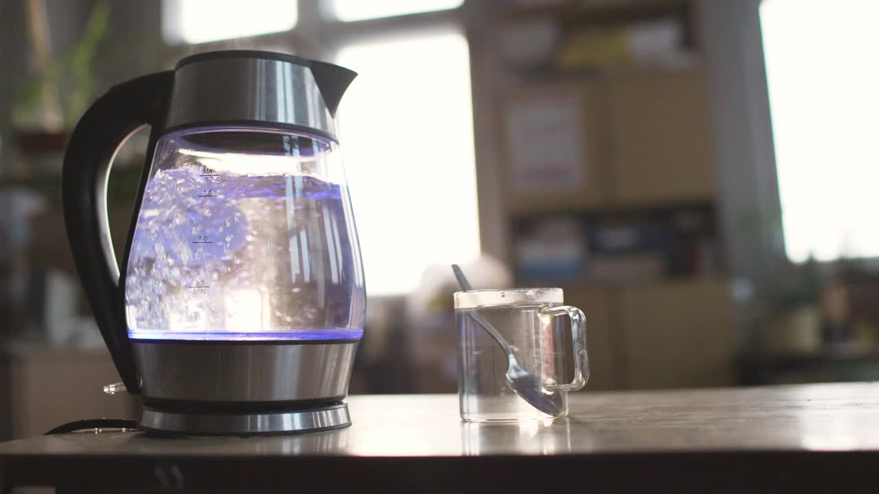 滑块拍摄的透明水壶与水沸腾视频素材