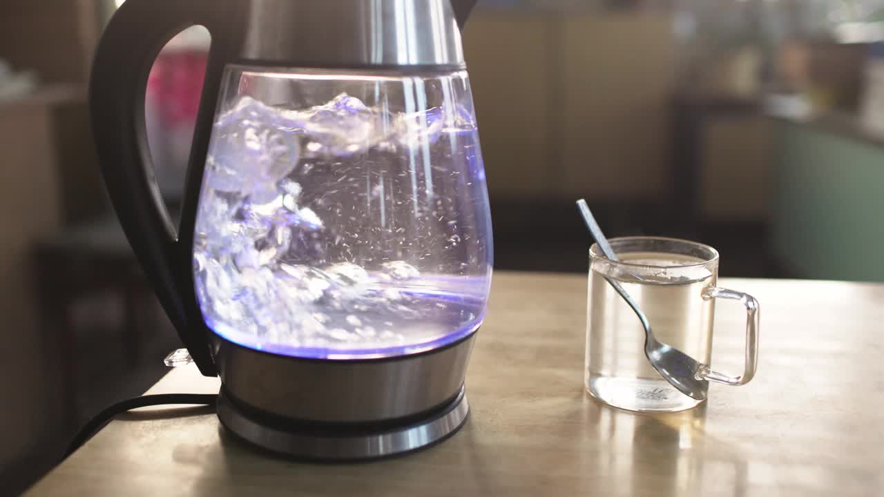 滑块拍摄的透明水壶与水沸腾视频素材