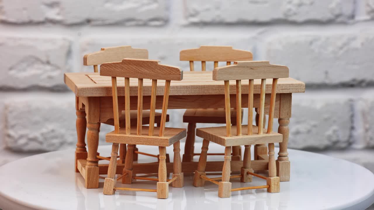 木制微型玩具屋家具。漂亮的迷你娃娃屋家具，旋转视频下载