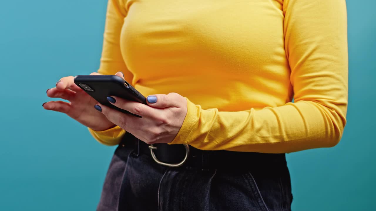 蓝色背景下女人用手机的手。技术，社交网络，互联网概念。视频素材