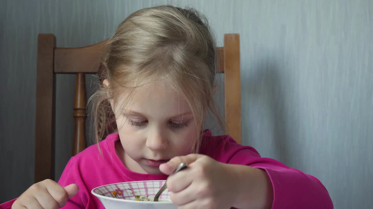 小女孩在家厨房喝汤视频素材