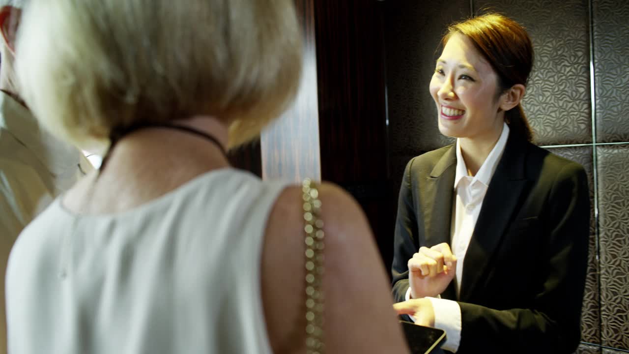 使用香港酒店礼宾服务的白种长者视频下载