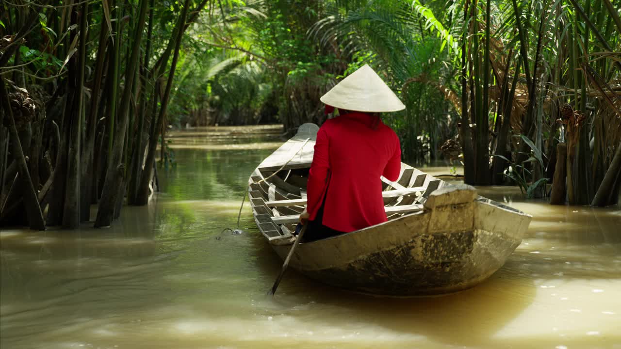 亚洲女子划船沿湄公河越南视频下载