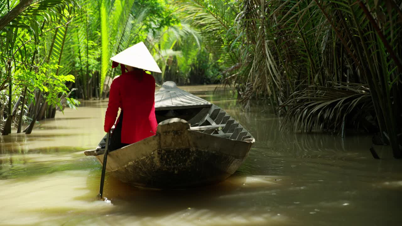 亚洲女子在越南湄公河上划着舢板视频素材
